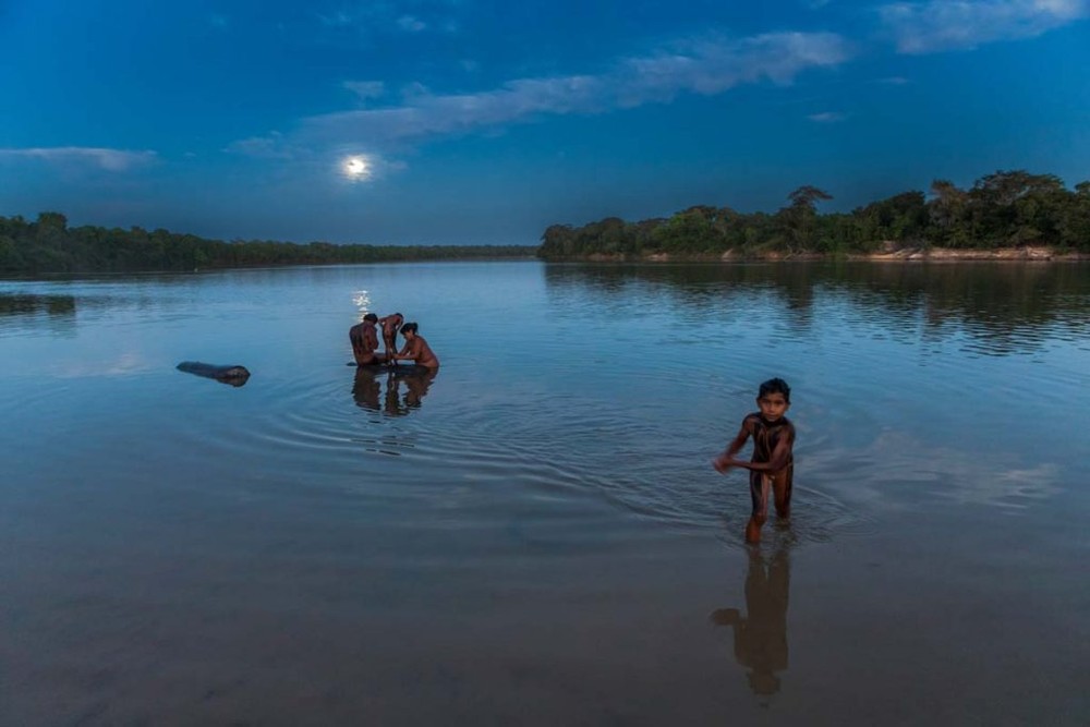 Retratando relação de indígenas com a água, fotógrafo brasileiro é ...