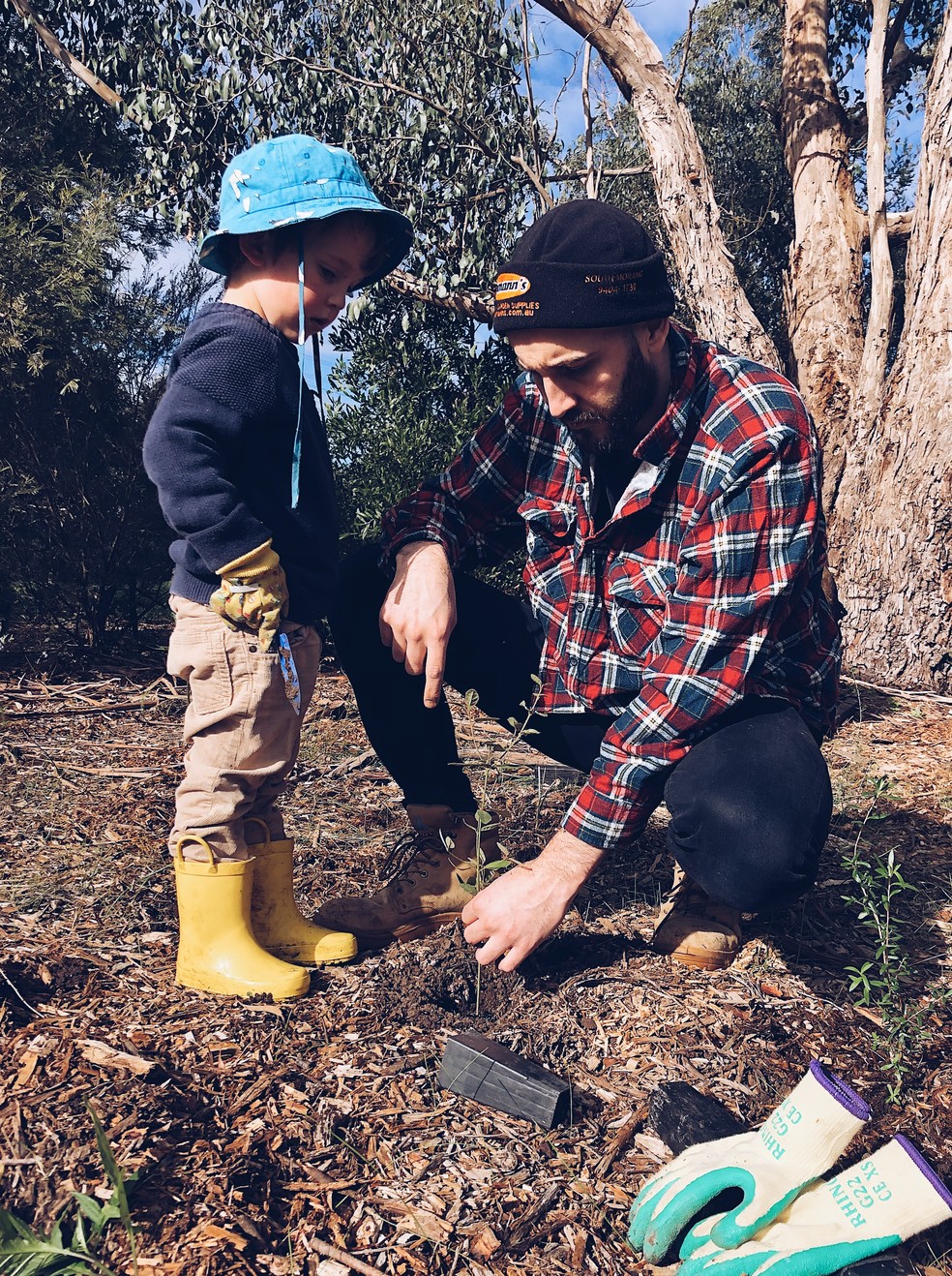 Pai e filho plantando árvores — Foto: Crema Joe/Unplash