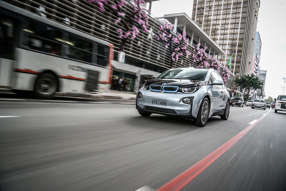 BMW i3 pode rodar até 260 km com uma carga completa da bateria  — Foto: Autoesporte