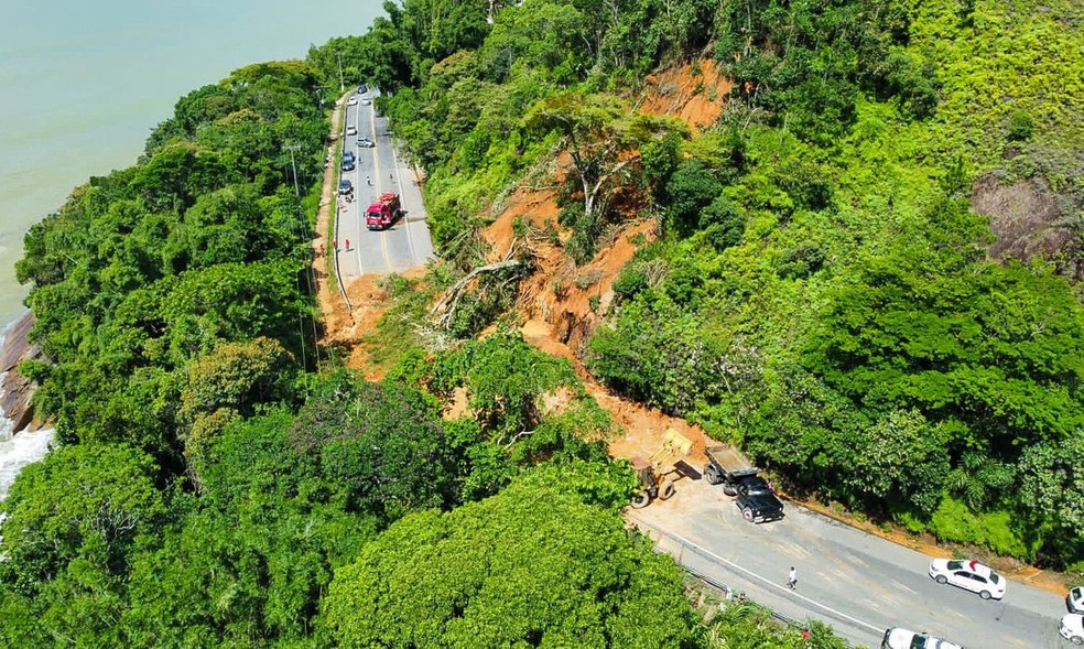 Trecho de estrada interditada no litoral Norte de SP — Foto: Governo do Estado de SP/Divulgação
