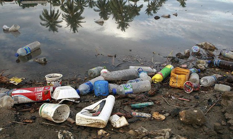 Lixo plástico: 2,3 milhões de toneladas do material que chegam aos mares podem passar por bacias hidrográficas.