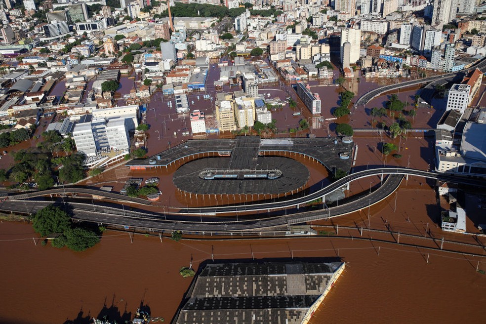 Vista aérea do terminal rodoviário inundado de Porto Alegre, no Rio Grande do Sul, Brasil, em 6 de maio de 2024 — Foto: Getty Images