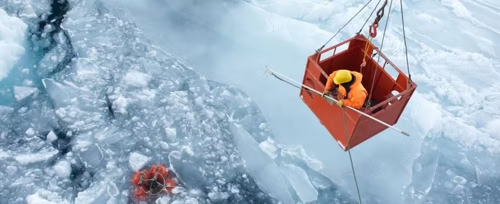 Resgate na Groenlândia vence prêmio fotográfico da Nature. — Foto: Richard Selwyn Jones; Reprodução / Nature