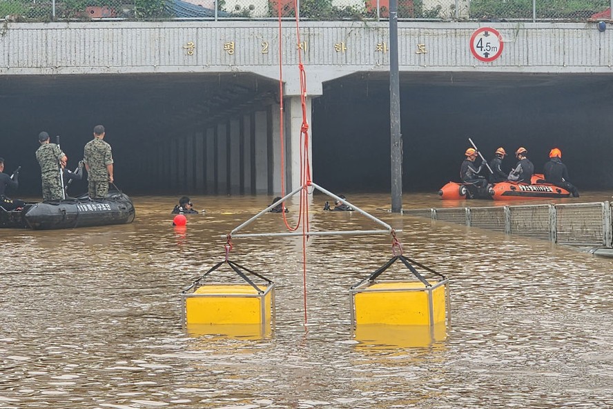 Equipes de resgate sul-coreanas procuram pessoas desaparecidas em um túnel submerso por enchentes após fortes chuvas de julho de 2023 em Cheongju