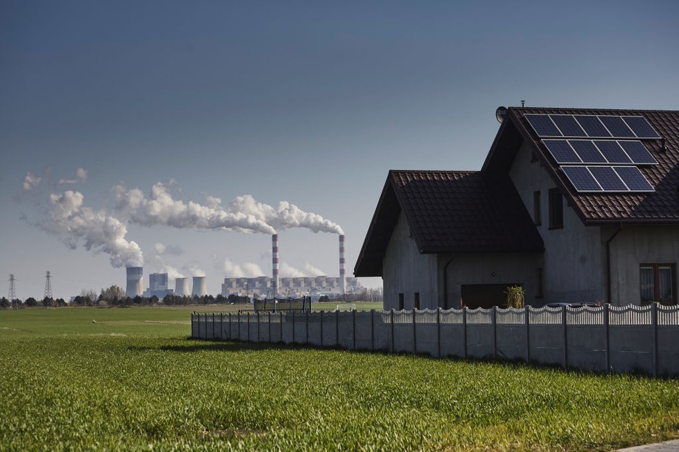 Painéis solares no telhado de uma propriedade residencial perto da usina de carvão de Belchatow, na Polônia — Foto: Getty Images