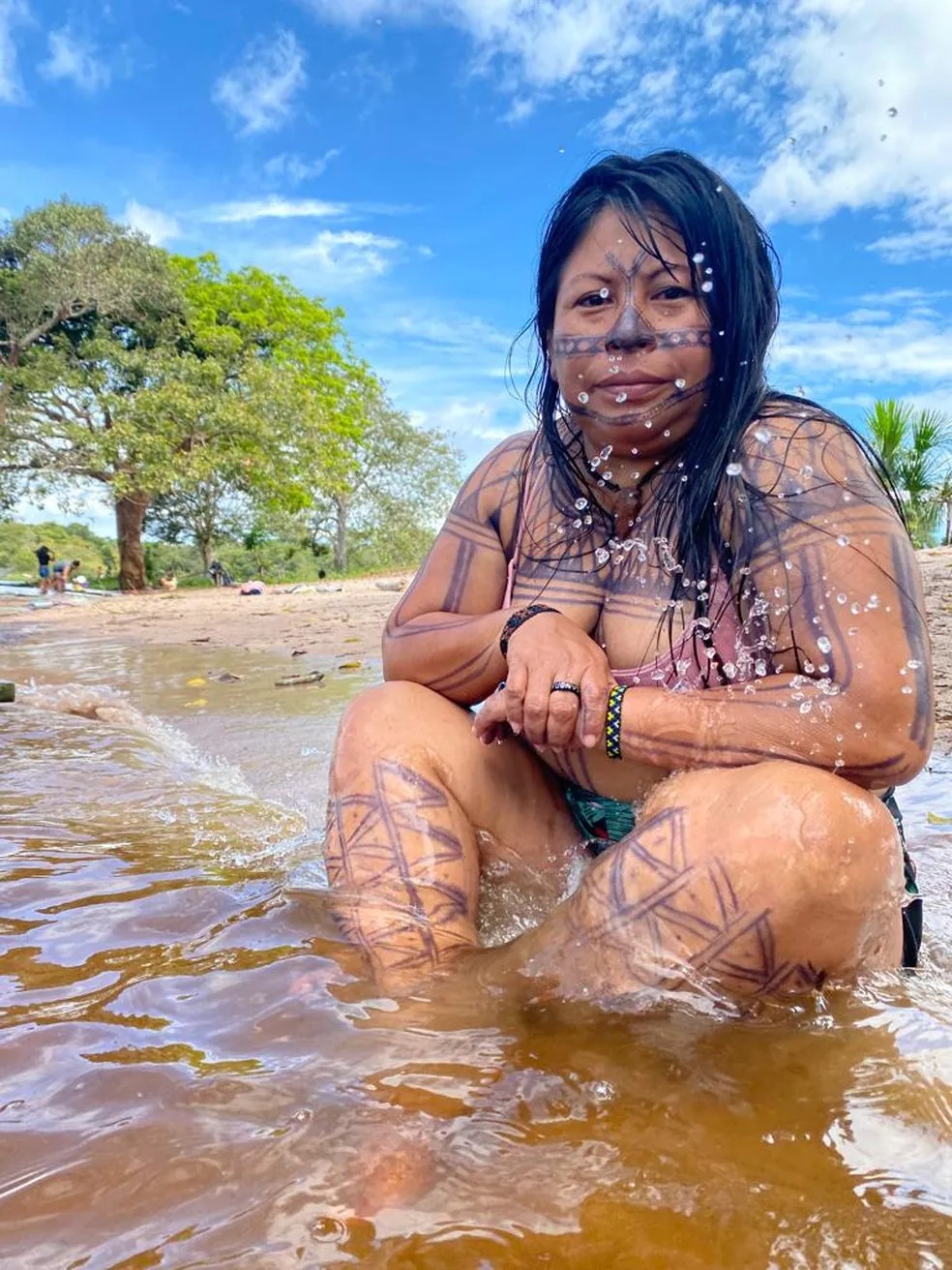 Alessandra Korap Munduruku no Rio Cururu, afluente do Rio Tapajó — Foto: Acervo Pessoal