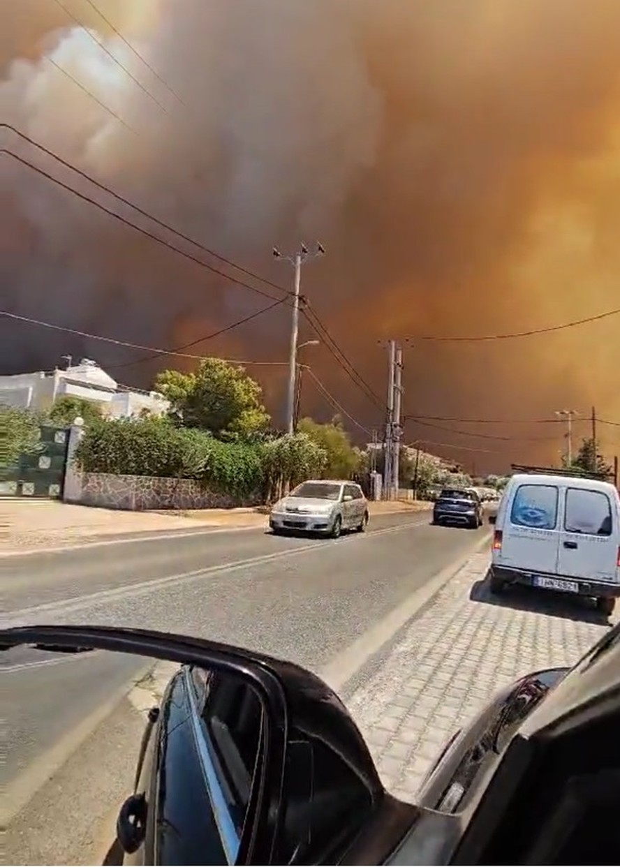 Onda de calor na Europa: Incêndios se alastram próximos a Atenas e obrigam moradores a deixarem suas casas