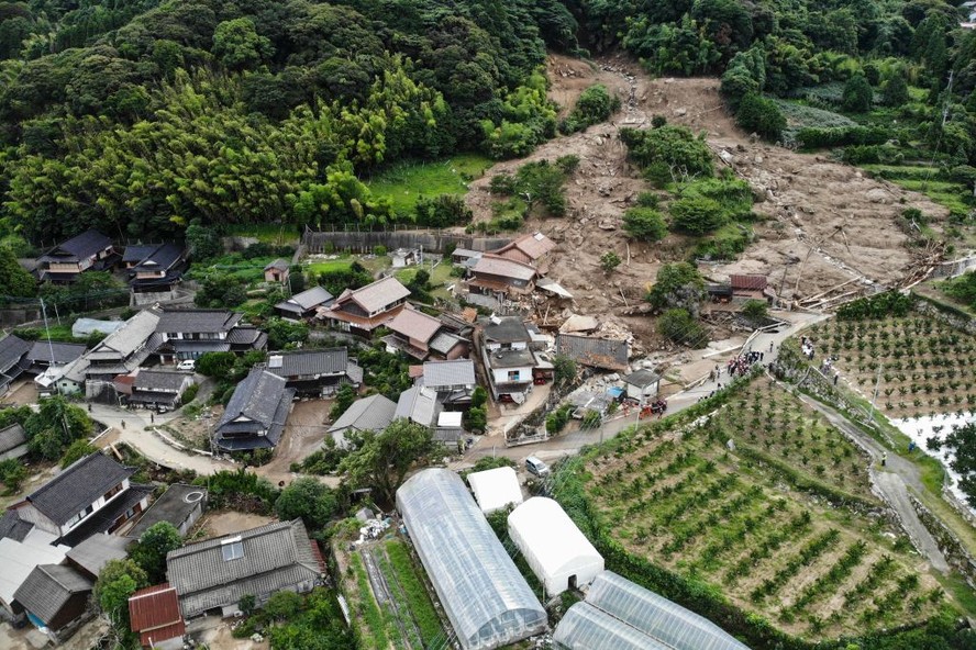 Foto aérea mostra uma visão geral de um local de deslizamento de terra na cidade de Karatsu