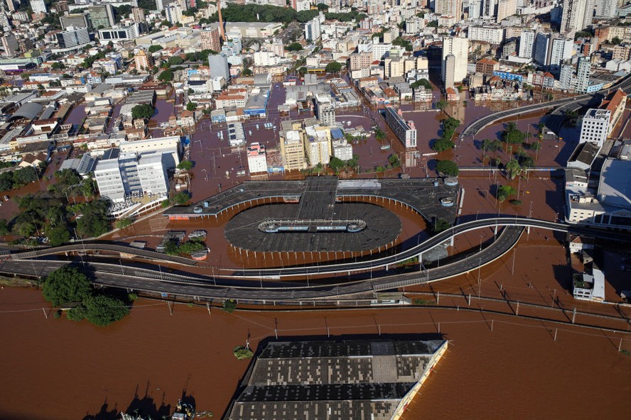 Vista aérea do terminal rodoviário inundado de Porto Alegre, no Rio Grande do Sul, Brasil, em 6 de maio de 2024