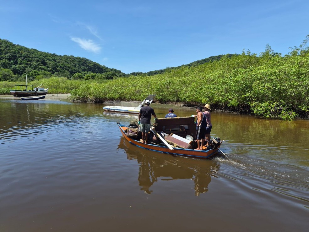 Entre fevereiro e abril de 2026, período que coincide com o defeso do camarão, foram recolhidas 43 toneladas de resíduos em seis municípios paulistas. — Foto: Divulgação