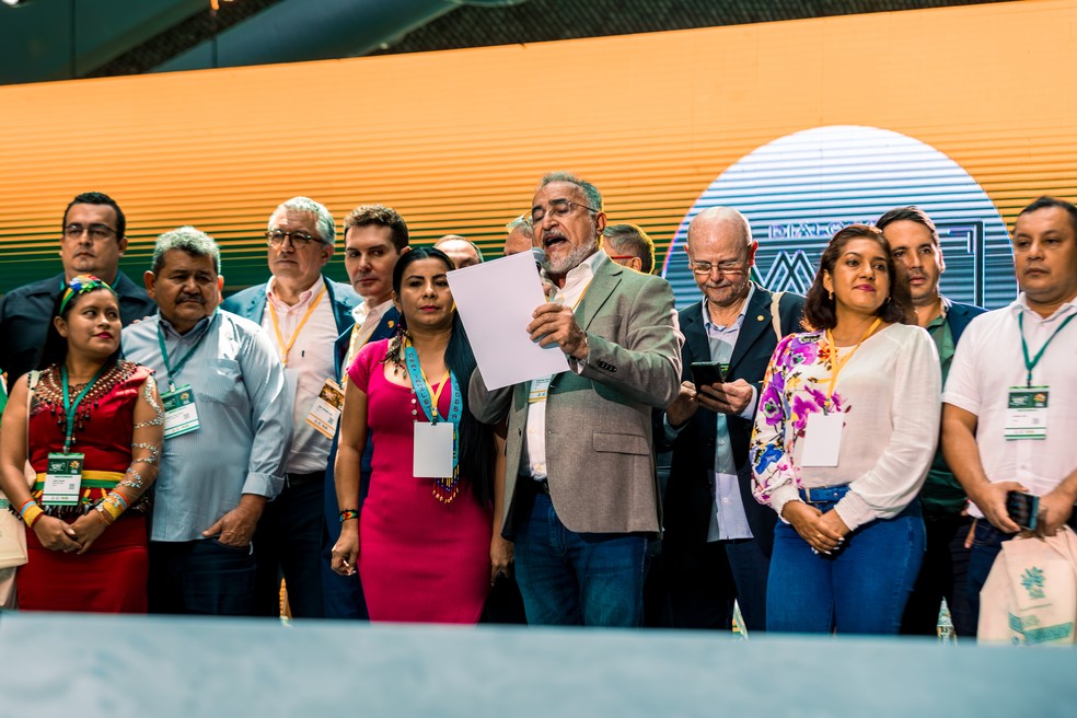 Prefeitos da Pan-Amazônia reunidos ao final Fórum das Cidades Amazônicas, durante leitura da Carta de Belém — Foto: Marcio Nagano