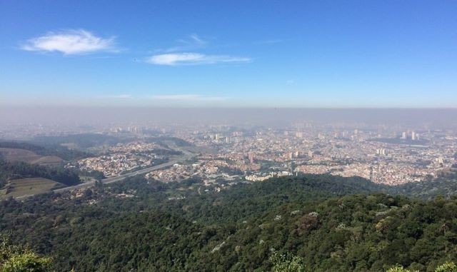 Capa fotográfica da fonte da Terra Adentro: Céu azul para quem? O ar que respiramos não é igual para toda a população