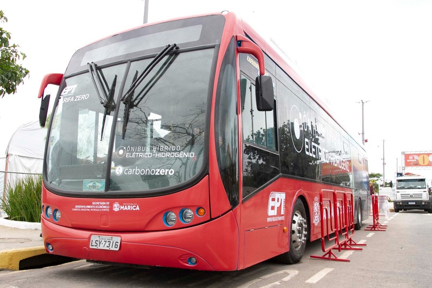 Um protótipo de ônibus movido à hidrogênio branco foi apresentado em Maricá, em parceria com a UFRJ