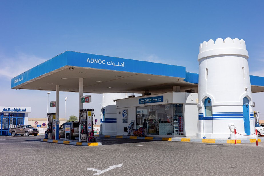 Um posto de gasolina Abu Dhabi National Oil Co. (ADNOC) no distrito de Sweihan em Abu Dhabi, Emirados Árabes Unidos