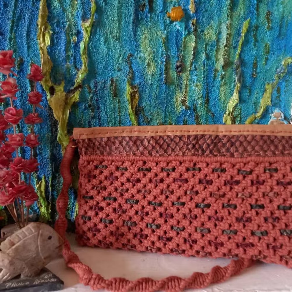 Bolsa em macramê e detalhes de couro de tilápia feita pela artesã — Foto: Reprodução/Instagram