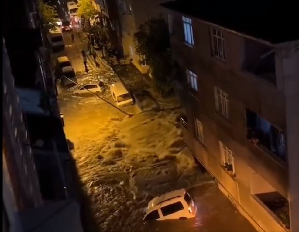 Chuva e inundação em Istambul, na Turquia — Foto: Reprodução/X