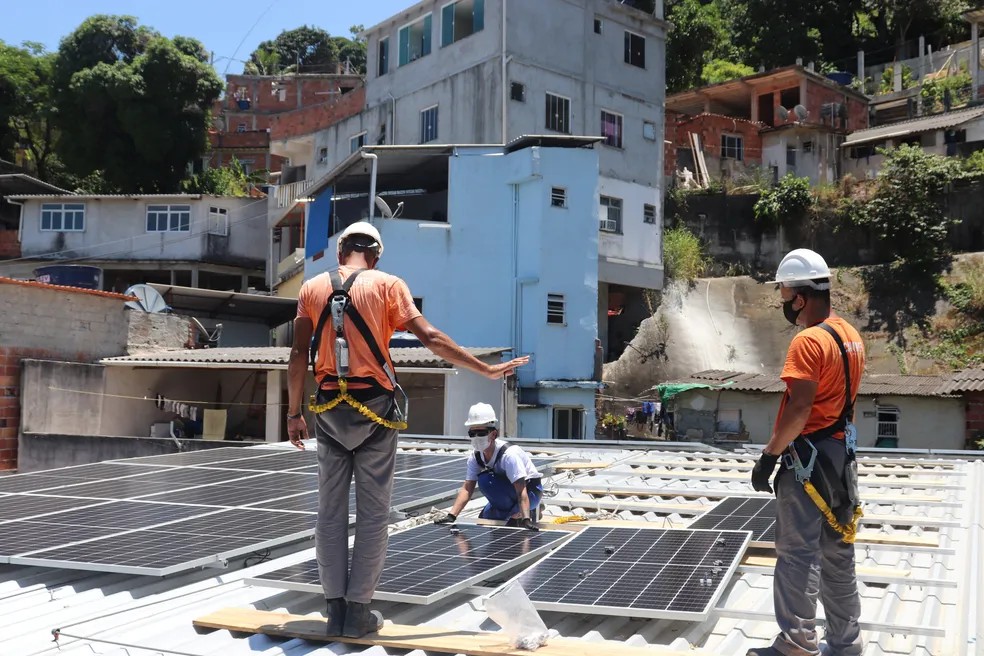 Placas fotovoltaicas sendo instaladas em moradias de morros do Rio  — Foto: Divulgação/Revolusolar