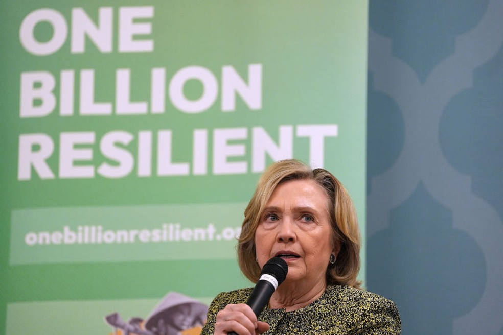 Hillary Clinton participa do evento: ‘Empoderando Comunidades: Mulheres no coração da resiliência climática’ na COP28 — Foto: Getty Images