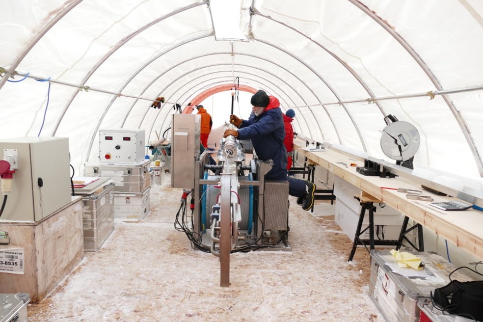 O climatologista britânico Robert Mulvaney em 2019, em expedição à Antártida para extrair amostras de gelo antigas — Foto: BAS (British Antarctic Survey)