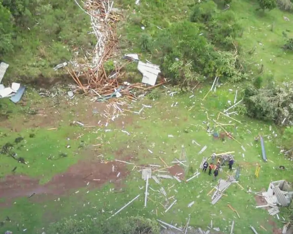 Tornado destelha escola e residências no Rio Grande do Sul