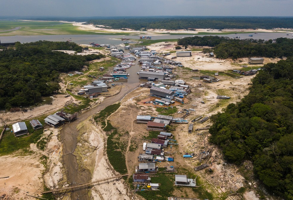 Seca na Amazônia: dezenas de barcos encalhados em marina na cidade de Manaus em 2023. — Foto: Rafa Neddermeyer/Agência Brasil