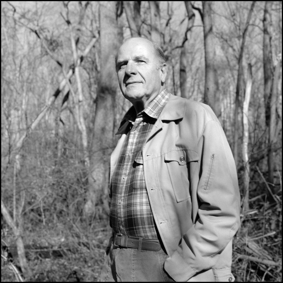 Retrato do político americano, senador dos EUA, Gaylord Nelson (1916 - 2005), posando em Rock Creek Park, Washington DC, em janeiro de 1990 — Foto: Getty Images