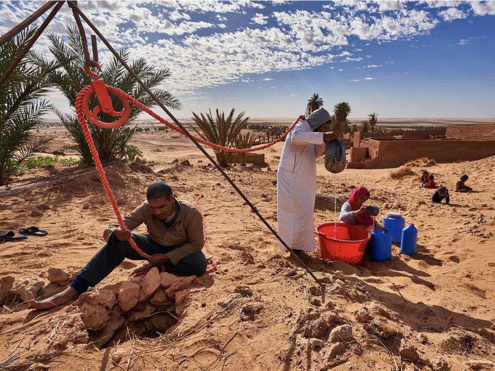No coração do deserto, uma comunidade se une para coletar água usando métodos tradicionais. — Foto: © Abdallah Khalili / UNCCD-GWP Photo Competition 2025