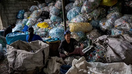 Pesquisadores criam plástico que 'desaparece' após perder utilidade