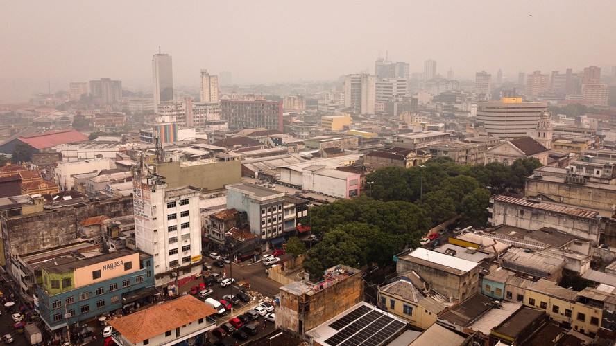 Manaus envolta em fumaça de mais de 800 focos de incêndio em outubro de 2023.