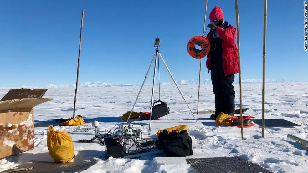 A pesquisadora Chloe Gustafson se prepara para instalar uma estação magnetotelúrica para mapear sob o gelo durante o trabalho de campo  na Antártida. — Foto: Divulgação