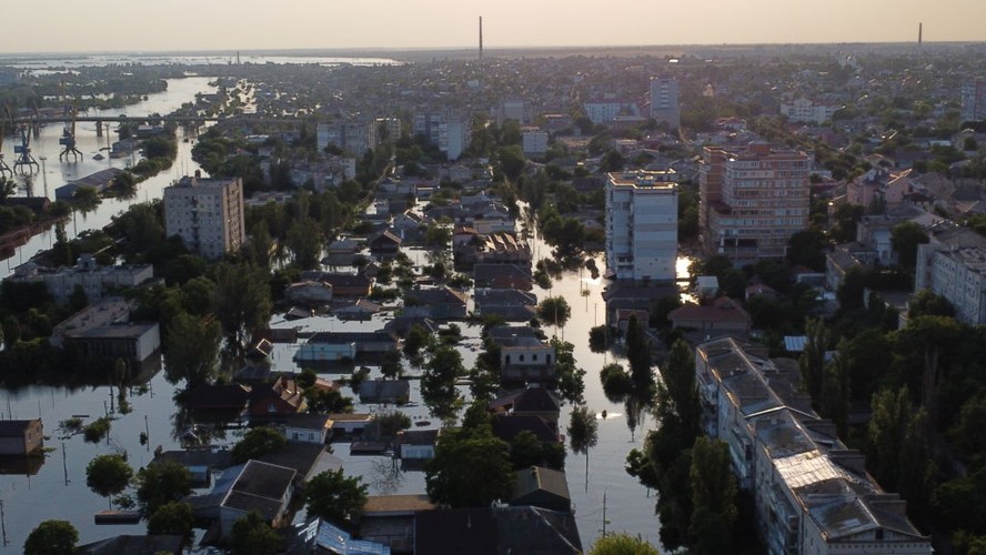 Kherson inundada após colapso da barragem Kakhovka, na Ucrânia.