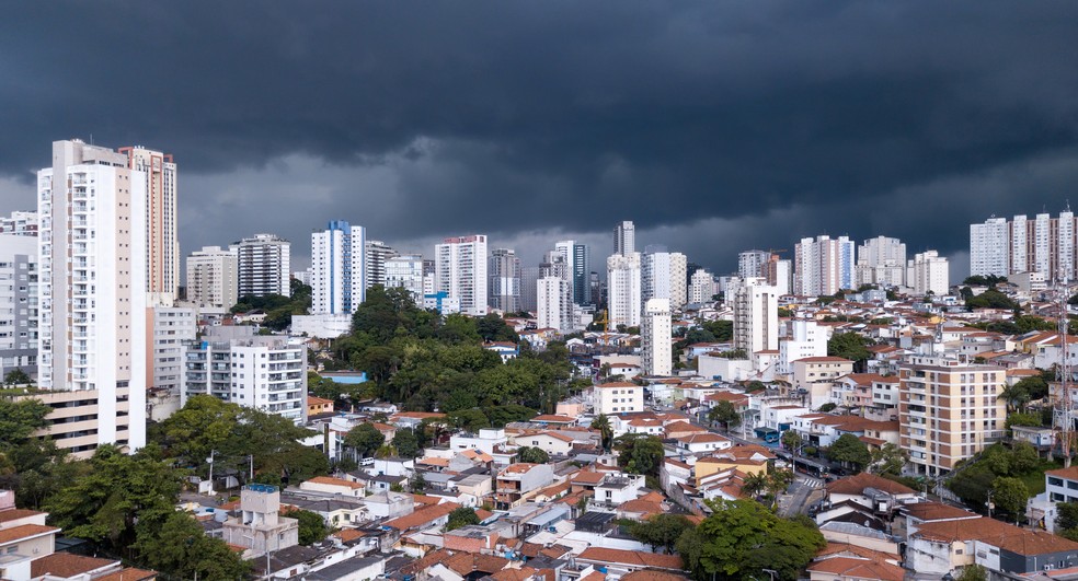 Vista aérea dramática das nuvens carregadas de chuva sobre bairro em São Paulo. — Foto: Paralaxis/GettyImages