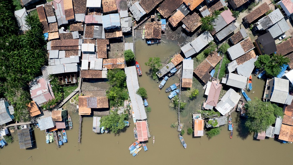 Vida precária - Em favelas sobre palafitas, como essa no Pará, resíduos líquidos e sólidos escoam direto para o mar — Foto: Getty Images