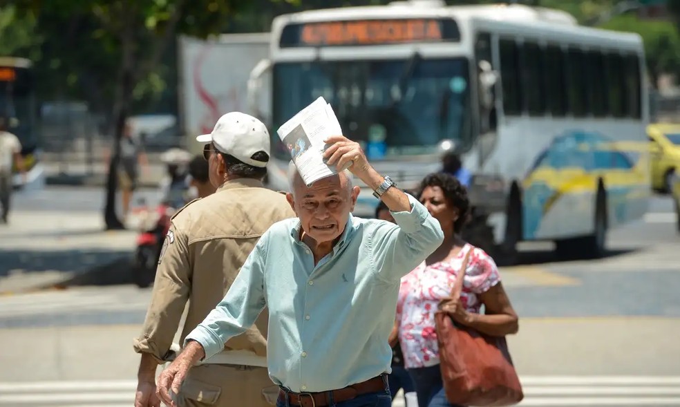 Idoso atravessando rua em dia de calor no Rio de Janeiro. — Foto: © Tomaz Silva/Agência Brasil