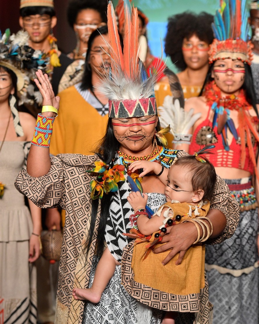 Desfile da estilista We'e'ena Tikuna abraça a 'Festa da Moça Nova', tradição do povo Ticuna que marca a transição da menina para a mulher
