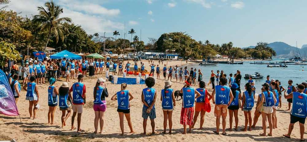 Hospedagem grátis, pé na areia, luva e baldinho à mão: por dentro das ...