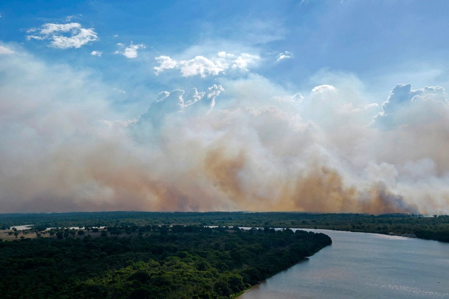 Incêndio florestal em Porto Jofre (MT), região do Pantanal, registrado em novembro de 2023.