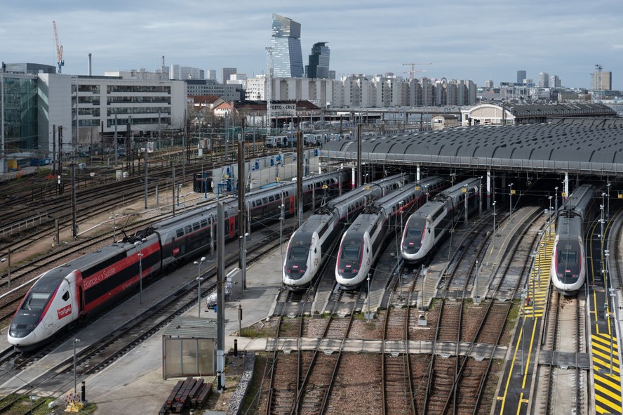 Trens da SNCF, companhia estatal francesa, estacionados em Paris