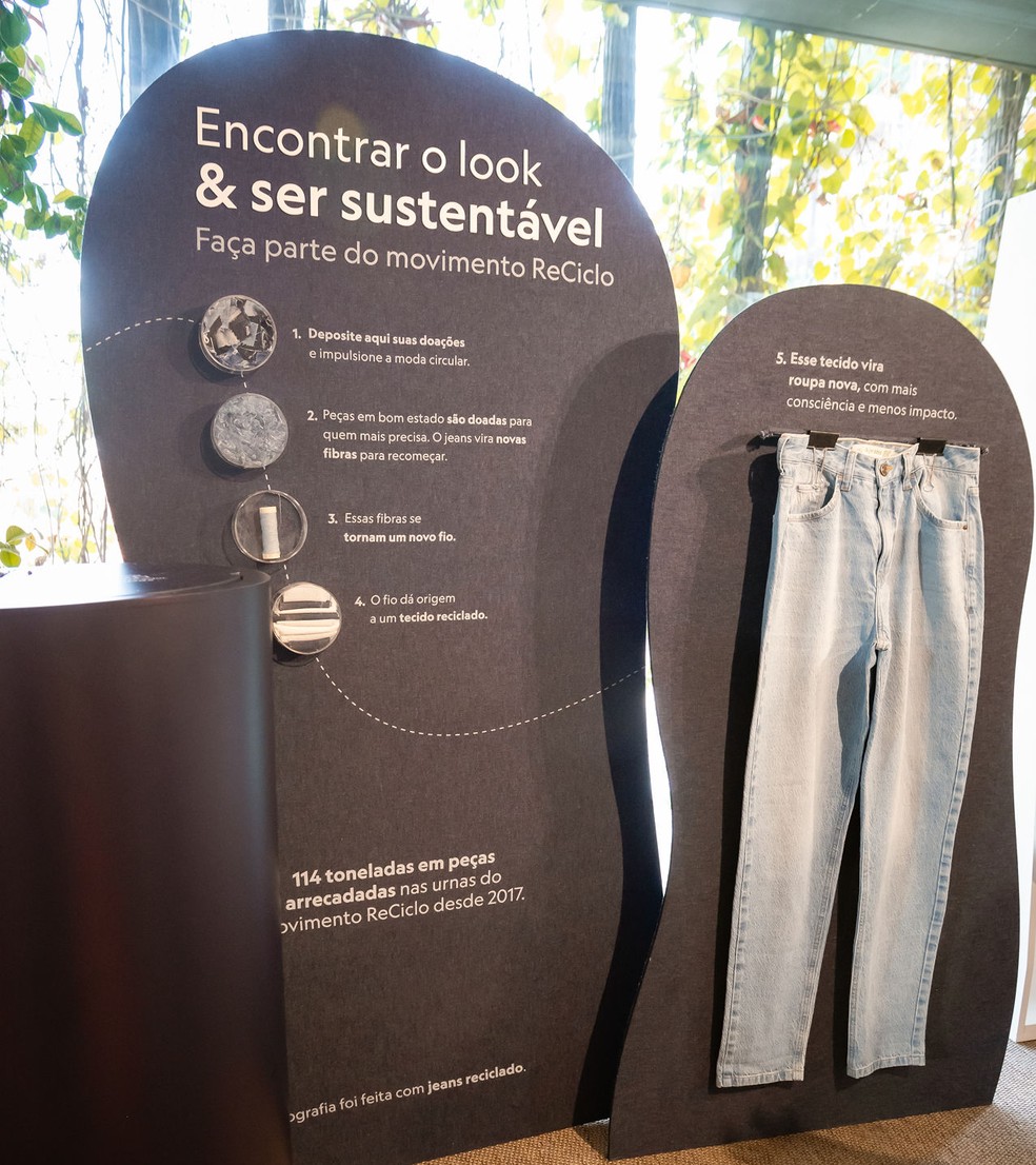 Programa Jeans Circular da C&A, produzido com fibras reaproveitadas, que somou mais de 50 mil peças em 2025 e ultrapassou 250 mil desde 2021. — Foto: C&A/ Divulgação