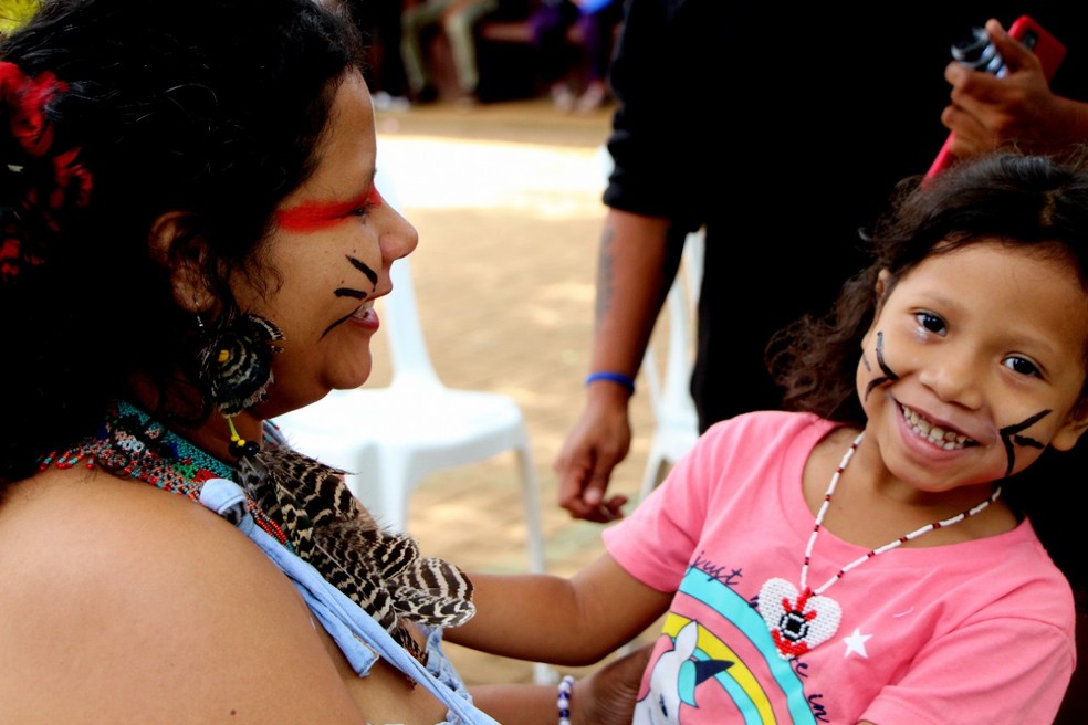 Poty Poran, liderança Guarani Mbya e a filha. — Foto: Ivonete Cavalcante