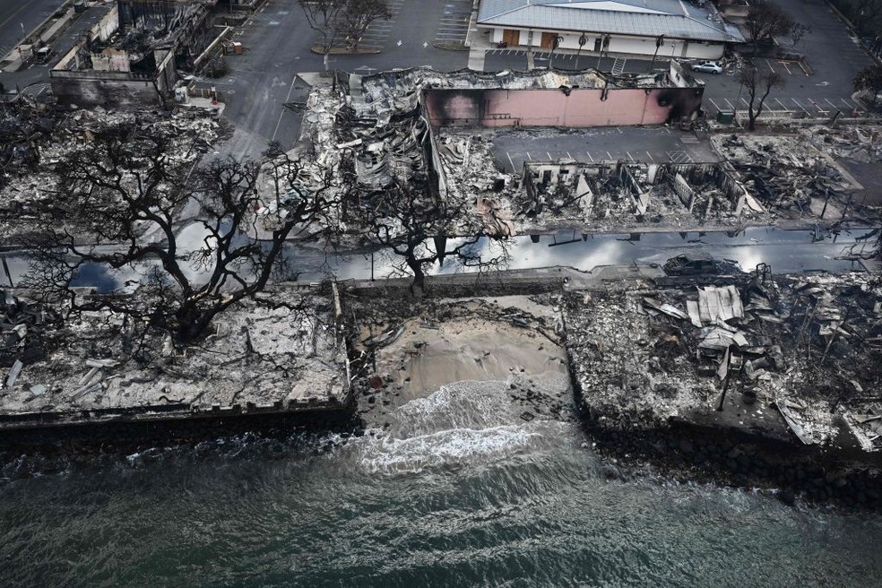 Imagem aérea feita em 10 de agosto de 2023 mostra casas e edifícios destruídos à beira-mar em Lahaina após incêndios florestais no oeste de Maui, Havaí — Foto: PATRICK T. FALLON/AFP via Getty Images
