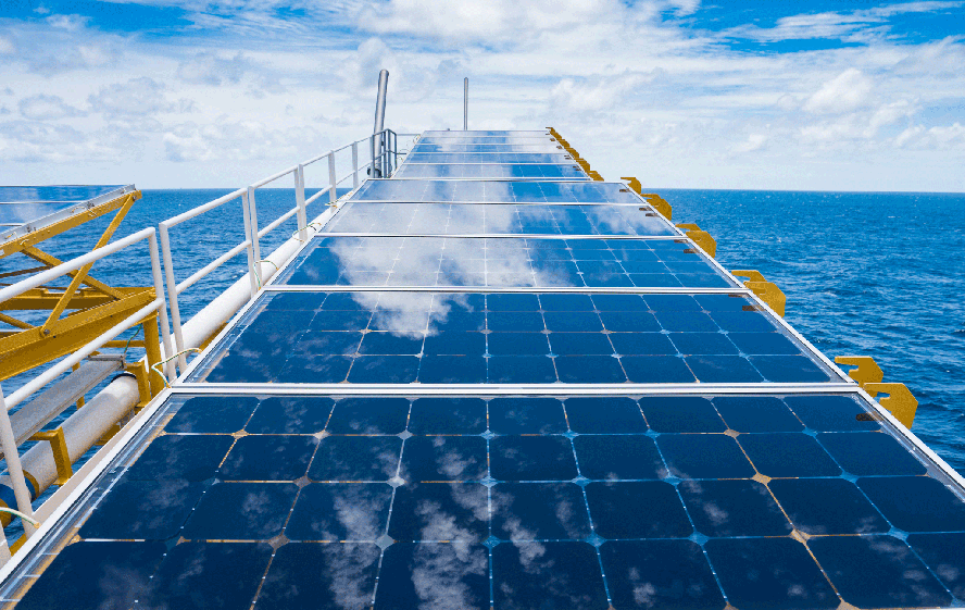 Painéis solares em plataforma de remoto de poço do petróleo e gás para carregar a bateria do sistema elétrico na plataforma.