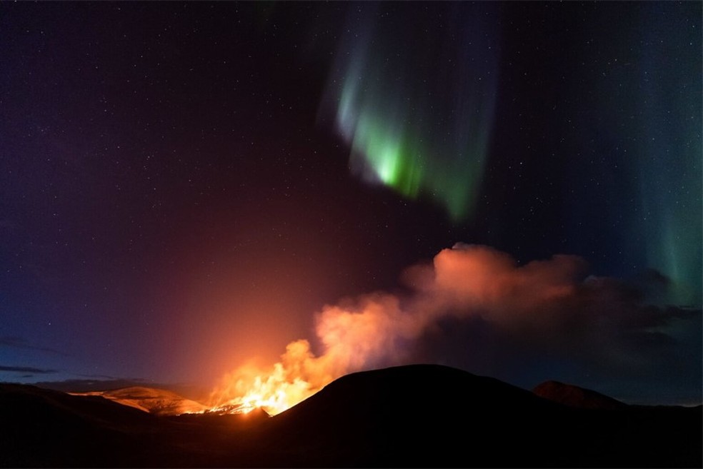 “Volcanic Aurora Borealis”  — Foto: Jeroen Van Nieuwenhove