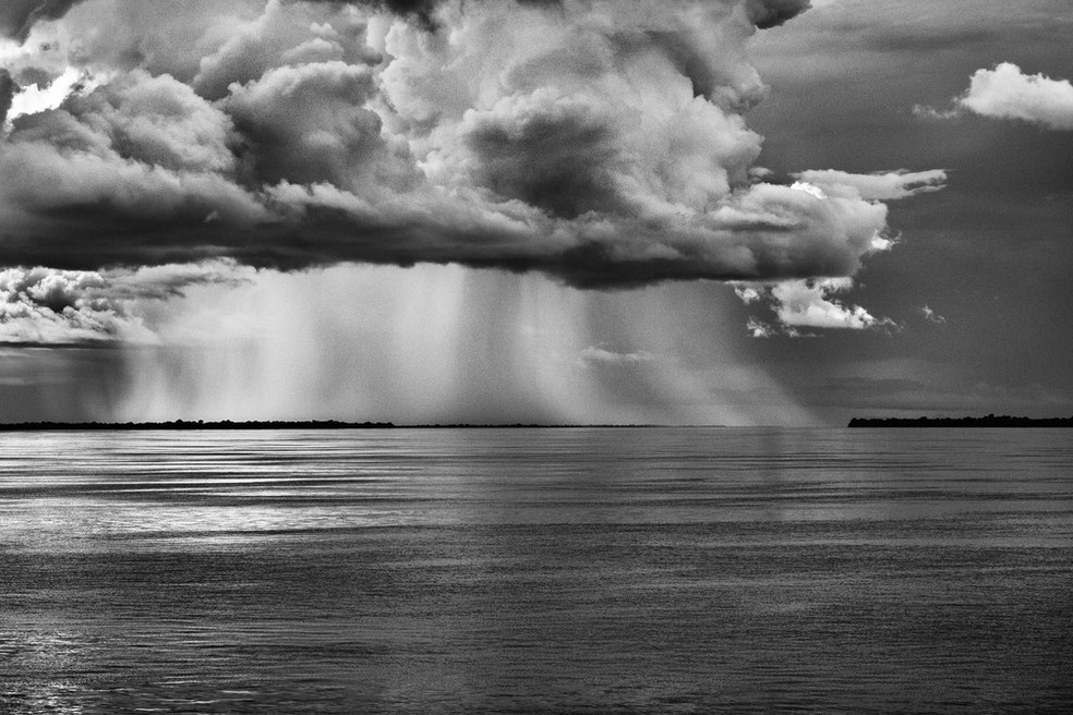 Foto da chuva sobre o Rio Negro, no Amazonas, em 2019 — Foto: Sebastião Salgado/Divulgação 
