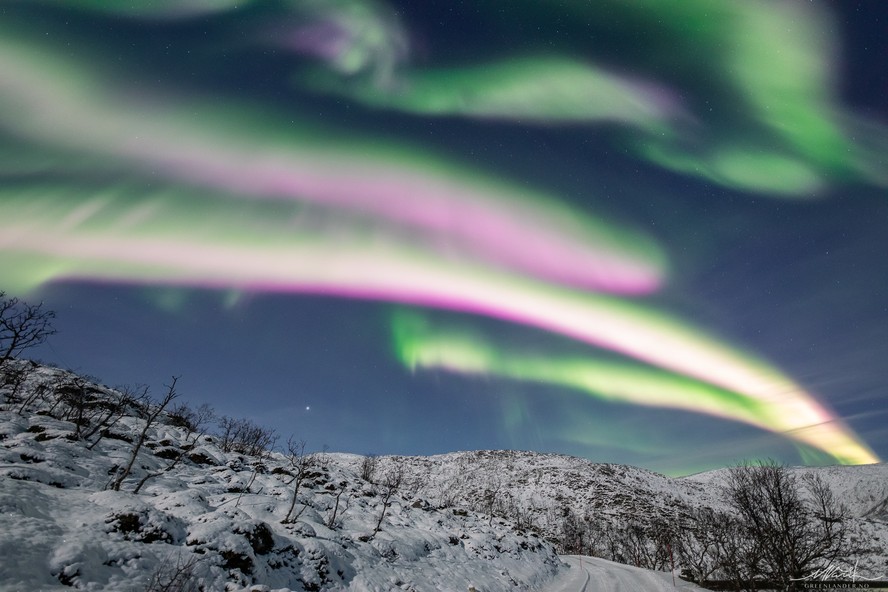 Aurora boreal super-rara com show de luzes em rosa e laranja aparece na  Noruega; veja fotos, Sociedade