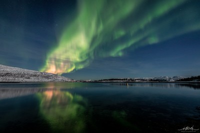 Aurora rosa neon surge após tempestade solar na Noruega; veja imagens