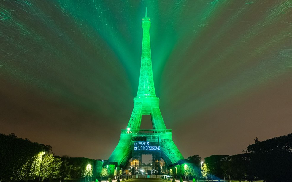 Torre Eiffel foi iluminada com energia fornecida por hidrogênio verde em 2021 — Foto: Energy Observer Developments / Divulgação