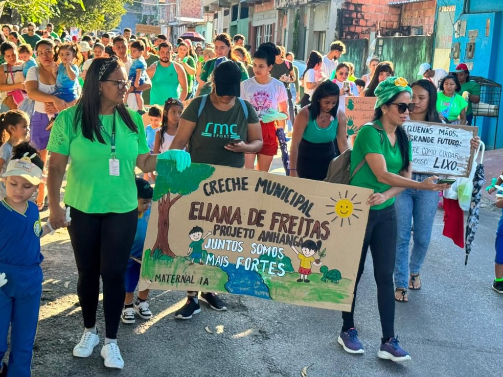 Caminhadas reúnem crianças e familiares durante a Semana do Meio Ambiente. — Foto: Divulgação
