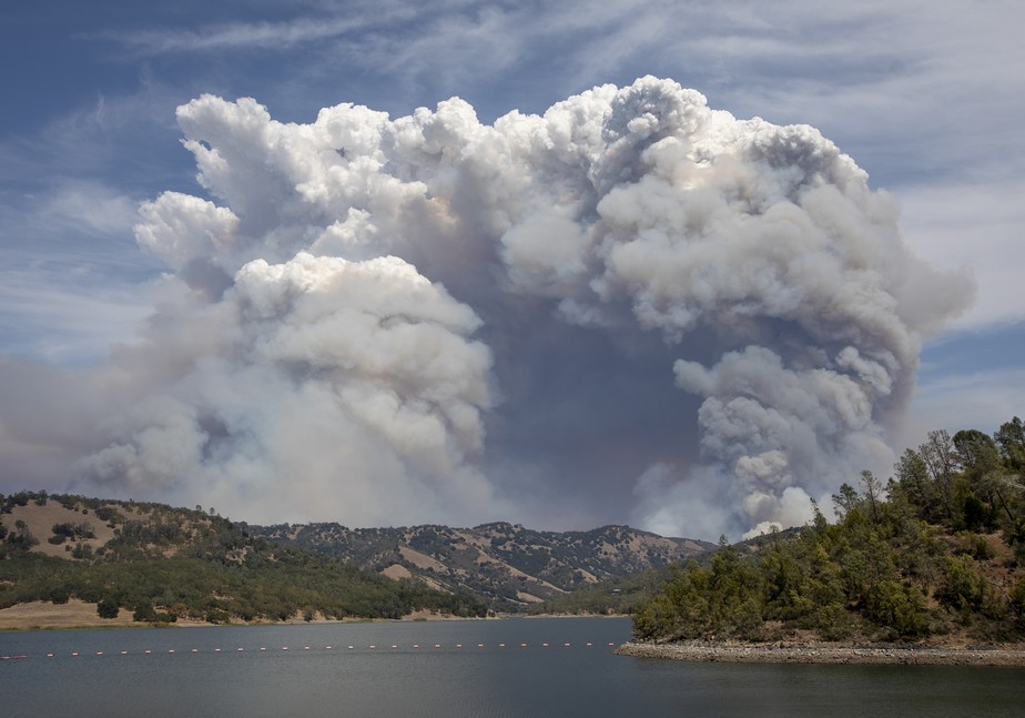 Nuvens de fogo nos incêndios florestais nos EUA em julho de 2021