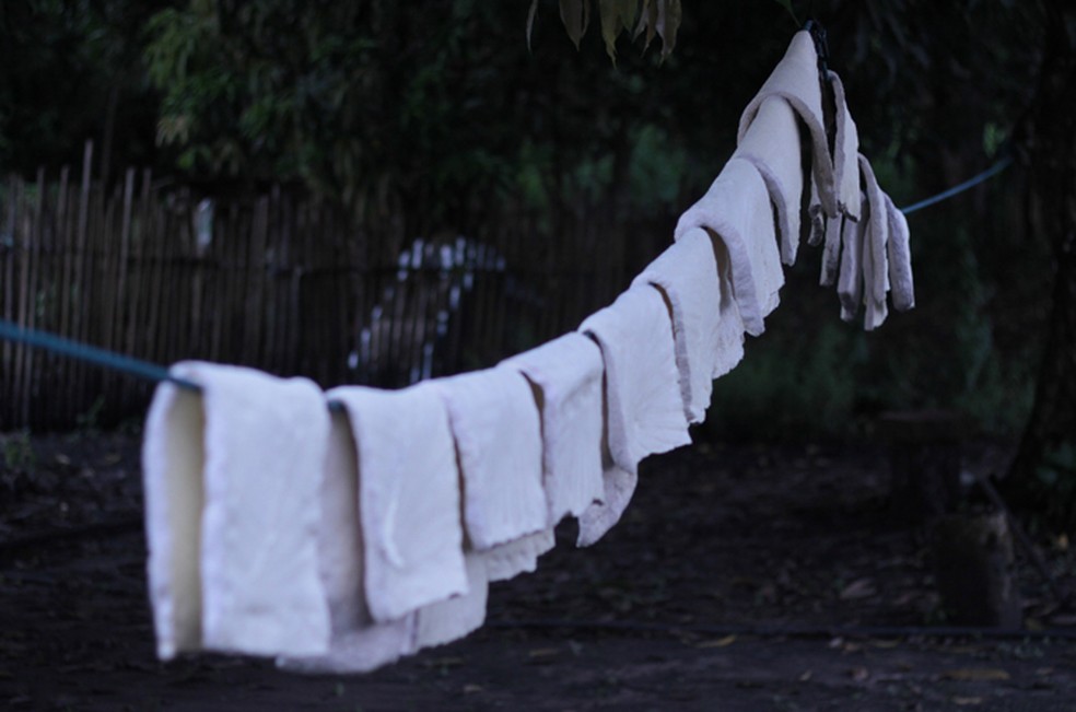 Produção de borracha: látex comercializado em forma de blocos e mantas — Foto: Origens Brasil